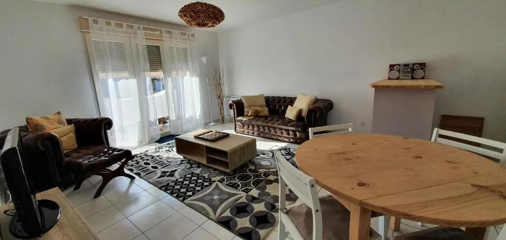 Appartement climatisé 2 chambres Balcon Parking privé couvert Centre Village