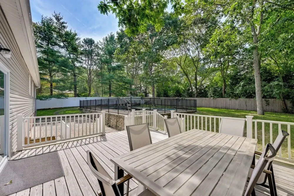 Hampton Bays Retreat: Walk to Squires Beach!