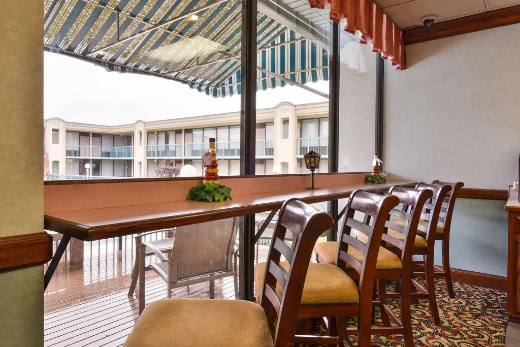 Lamplighter Inn & Suites Pittsburg