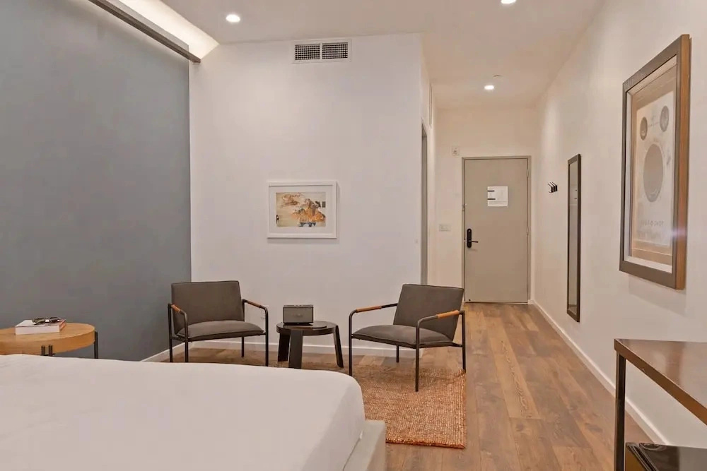 Sosuite at The Queen - Queen Village