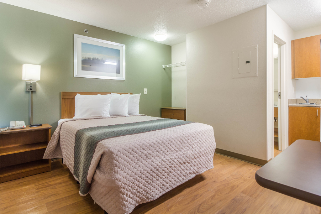 HomeTowne Studios by Red Roof Houston - Northwest