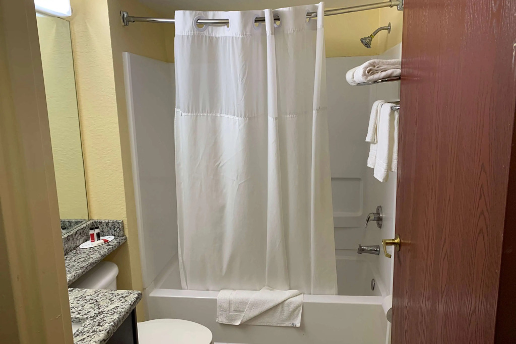 Days Inn & Suites by Wyndham Tampa/Raymond James Stadium