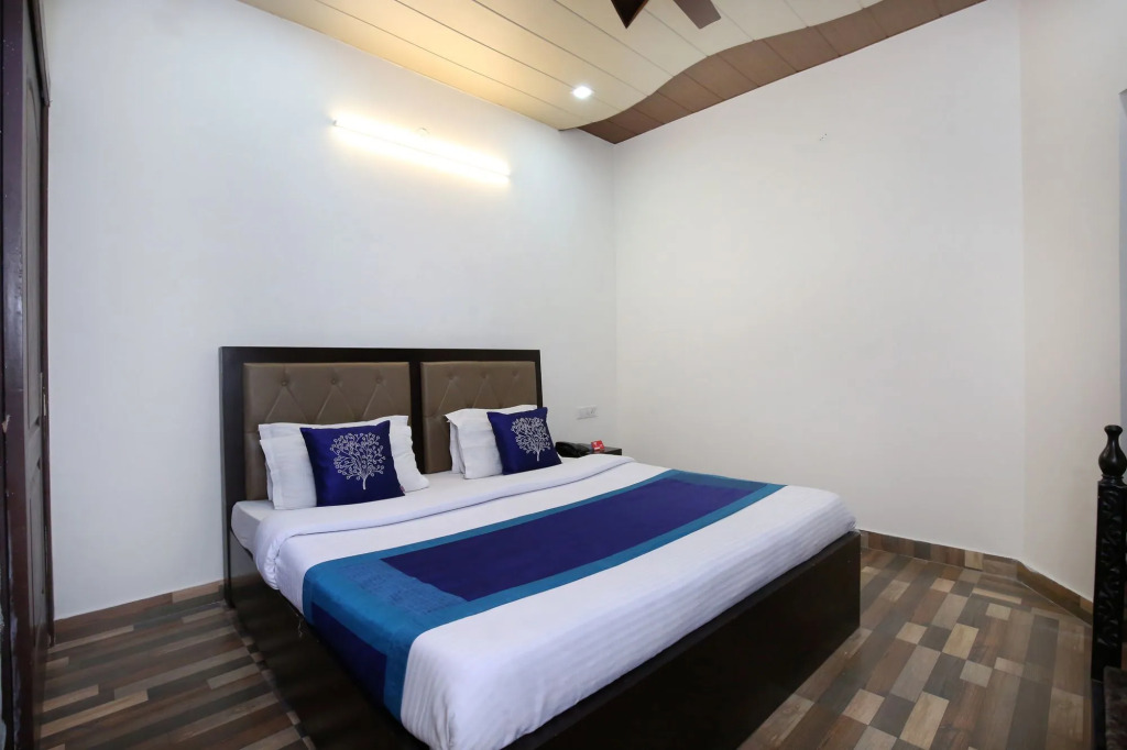 OYO 9602 Hotel Bharat Lodge