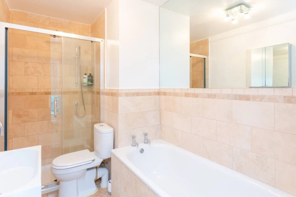 Luxury 2 Bedroom Apartment With Large Garden & gym