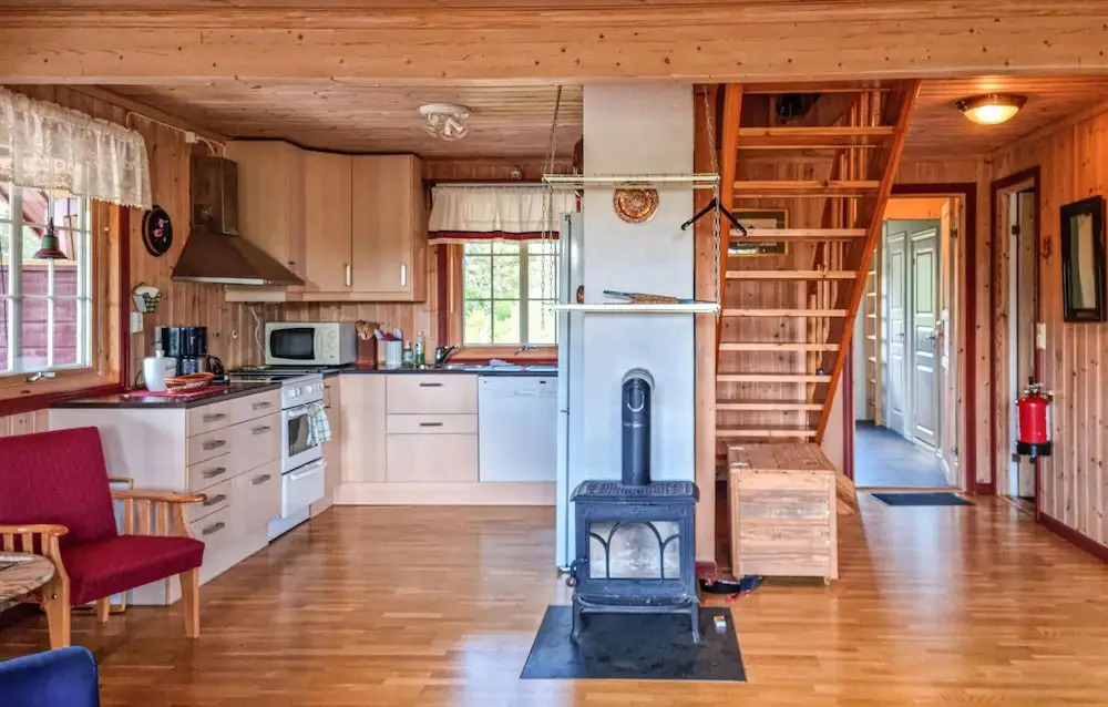 5 Bedroom Lake Front Home In Hornnes