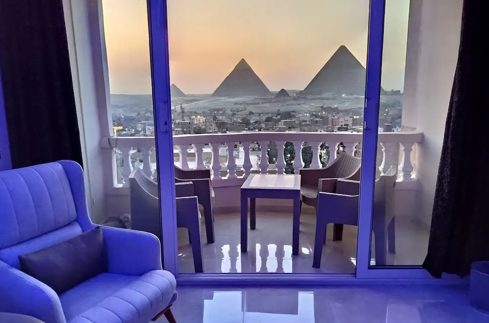 Hk pyramids inn