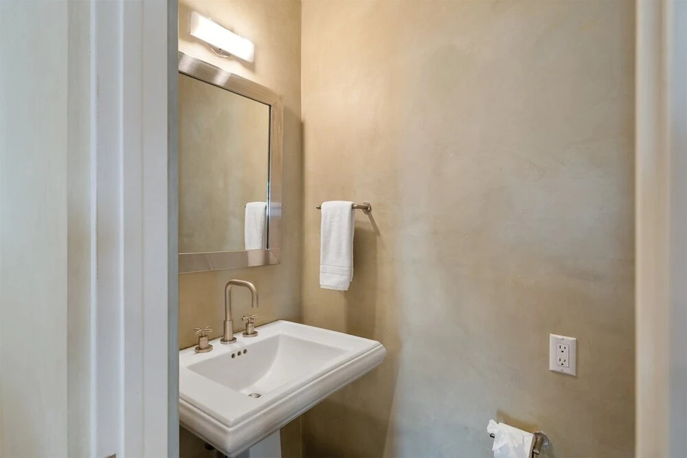 Stone's Throw - Unbeatable Location, Lovely Modern Interior