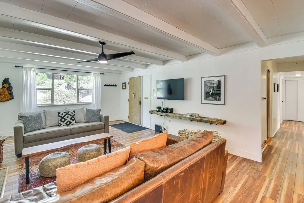 Cozy Retreat w/ Deck ~ 2 Mi to Pinecrest Lake!