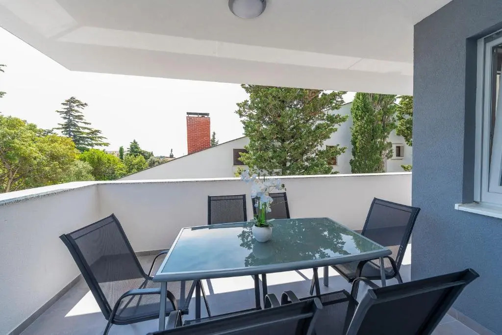 Villa Star 3. centrally located ap. with a pool