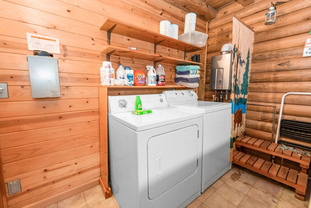 Goldilocks Cabin - Real Log Style Cabin, Premium Location, Close To Bear Mountain With Hot Tub! 2 Bedroom Cabin
