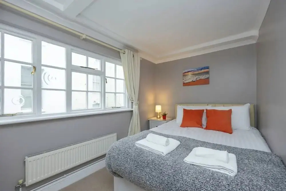 Host Stay Sillwood Seafront