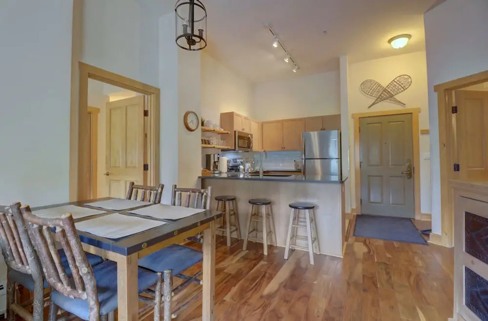 Modern Condo with Amazing Views, Right next to the Lift - CS407 by Redawning