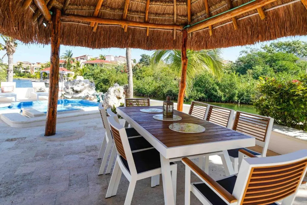 Lagoon & Beach Steps Away 5-bdrm Villa Elegancia