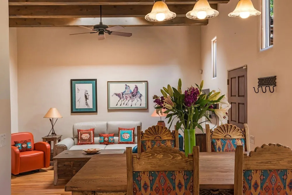 Alegre - Darling Vacation Home, Kiva Fireplace, Walk to the Plaza