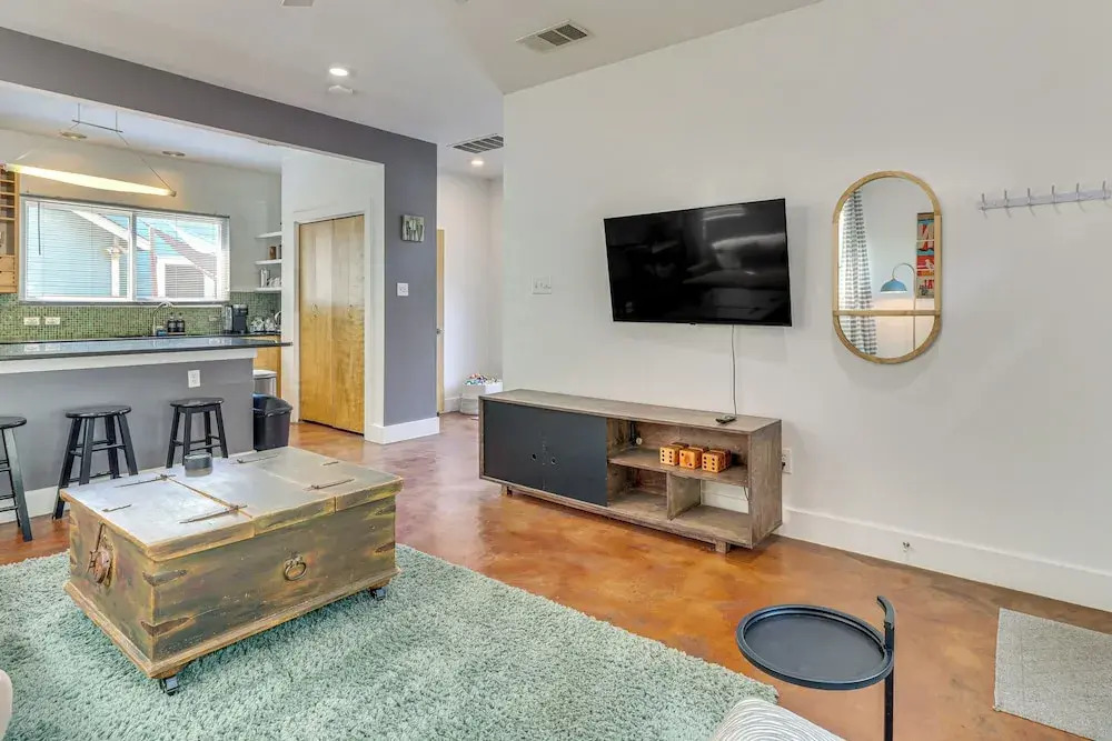 Cowboy Pool & Balcony: Home 1 Mi to Dtwn Austin!