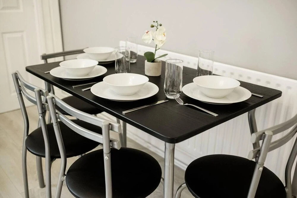 4 Bed House, Sleeps 9, Free Parking