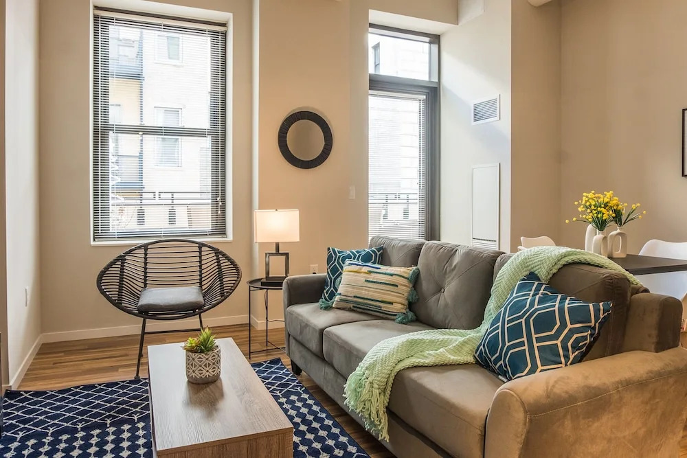 1 BR & 2 BR Apt in Central Business District by Frontdesk