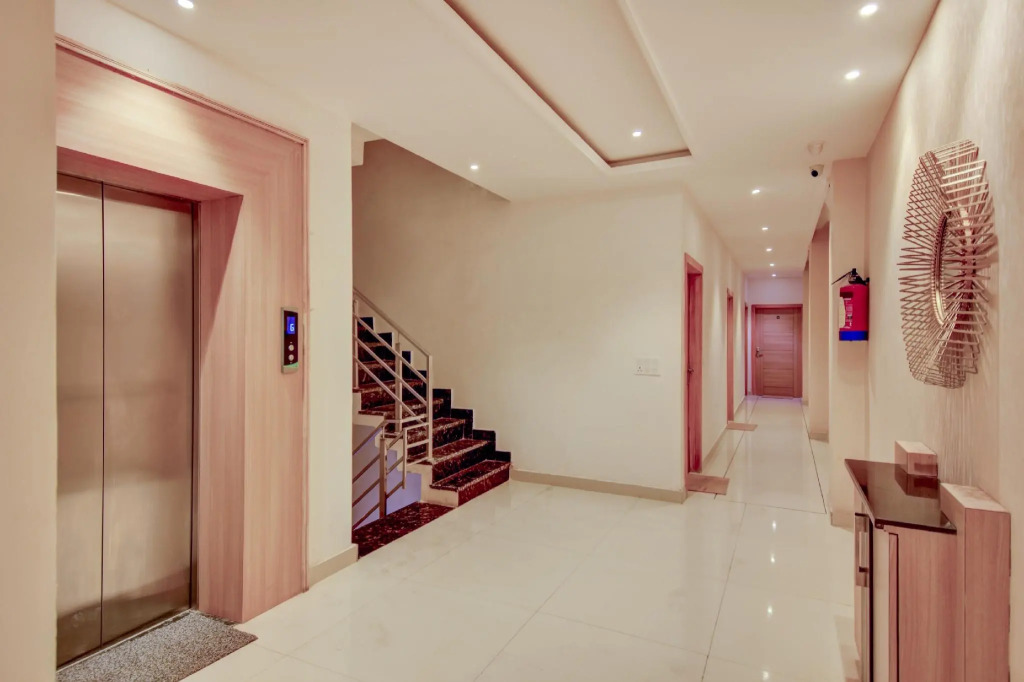 Capital O ASR434 Hotel Golden Feather