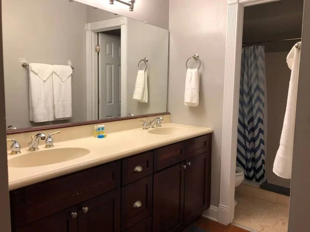 6149 Sandcrest · Next TO Universal. 8 Beds. Pool. Very Clean