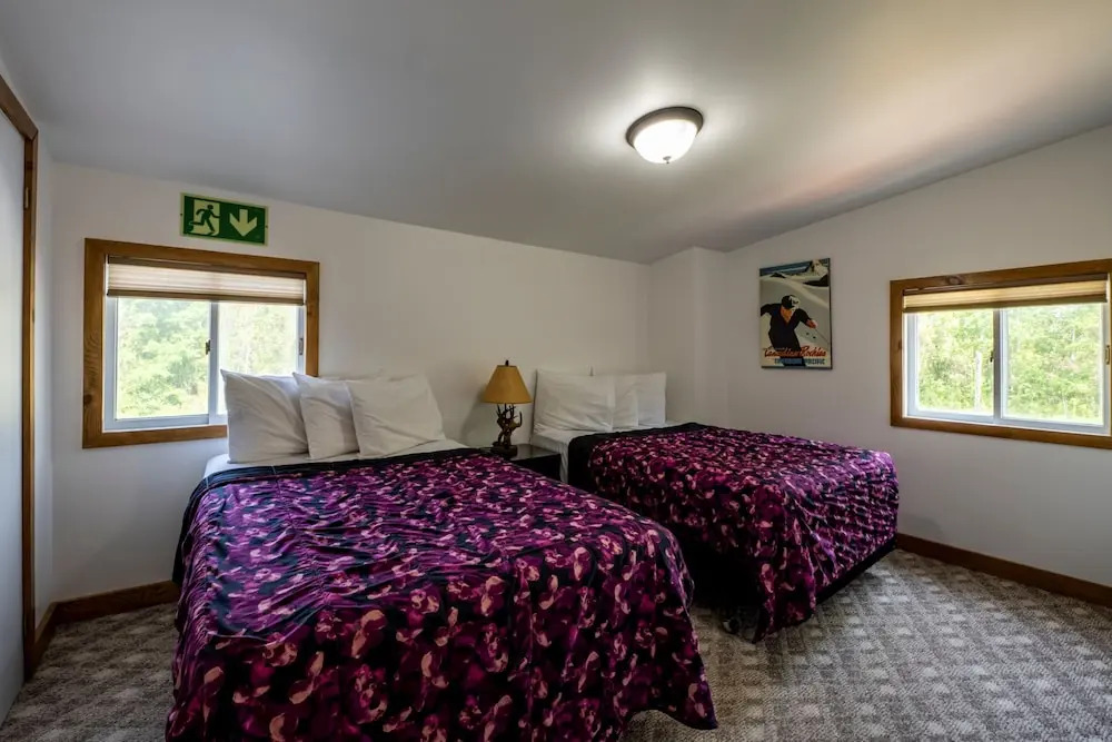 RARE FIND - 6 bdrm Very Private Cottage on 10 acres, Hot Tub, BBQ, Petfriendly