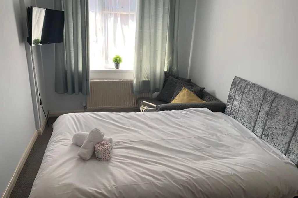 'The Rockingham' 4 double beds, Netflix TVs, WIFI, parking