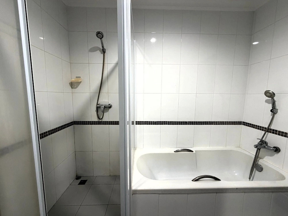 1-bedroom Pool-view Condo With Large Balcony - Jomtien