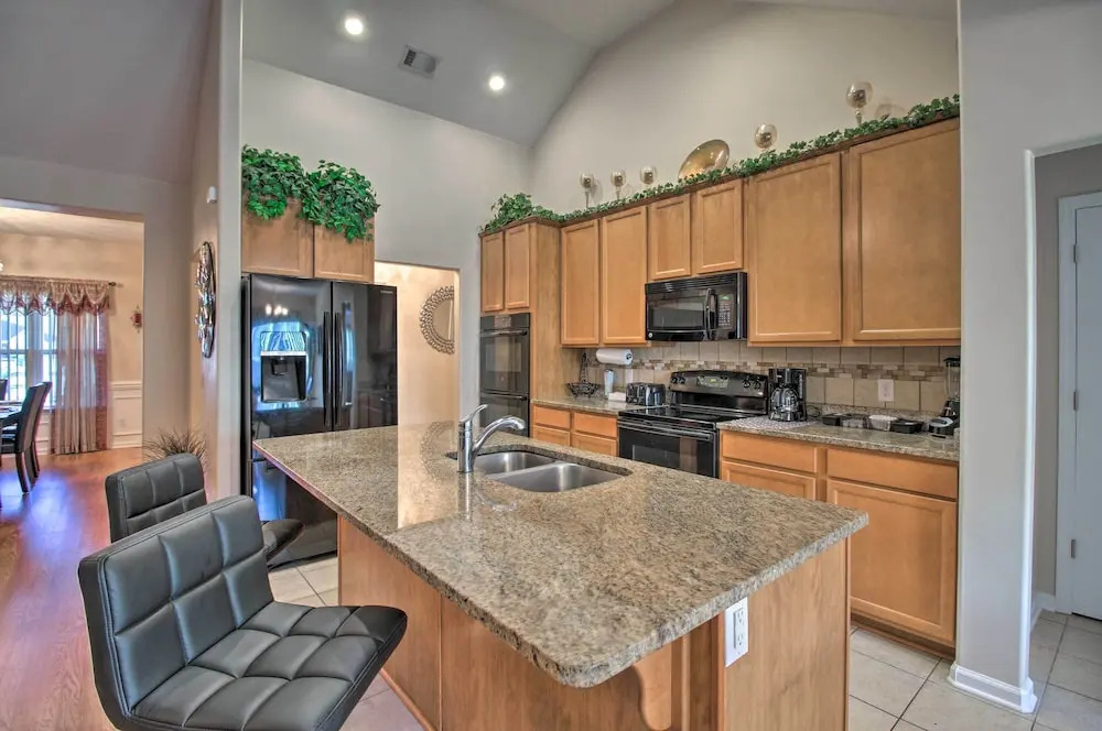 Screened Patio: Rincon Home, 18 Mi to Savannah