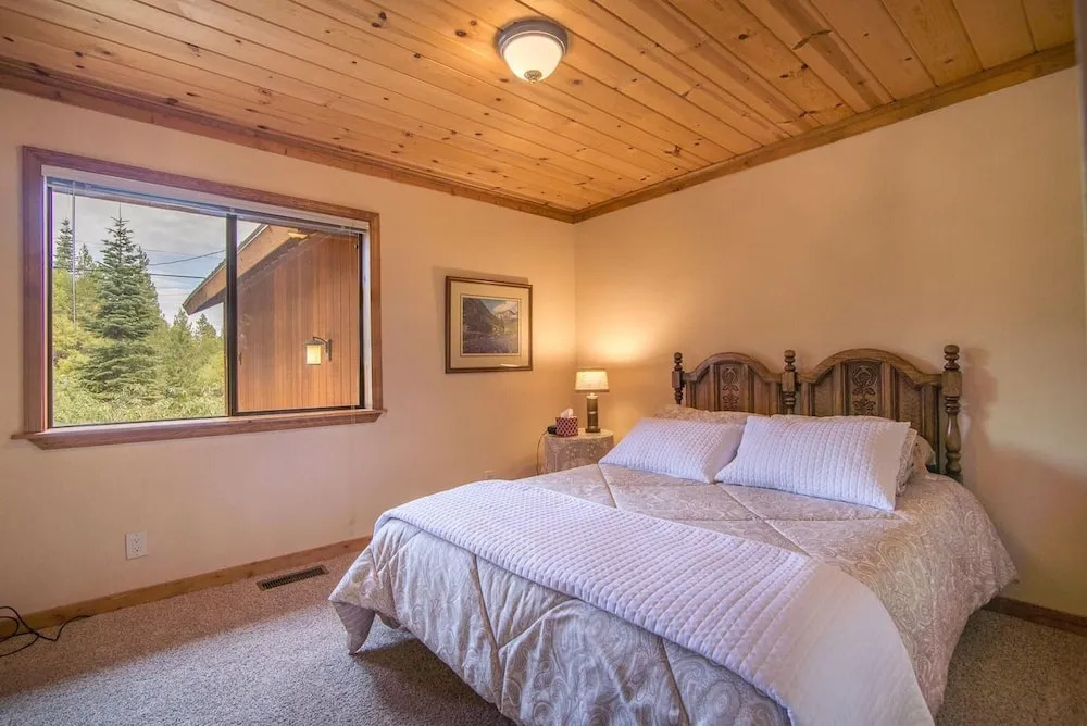 Classic 3 BR / 2 BA Near Tahoe Donner Ski Area!