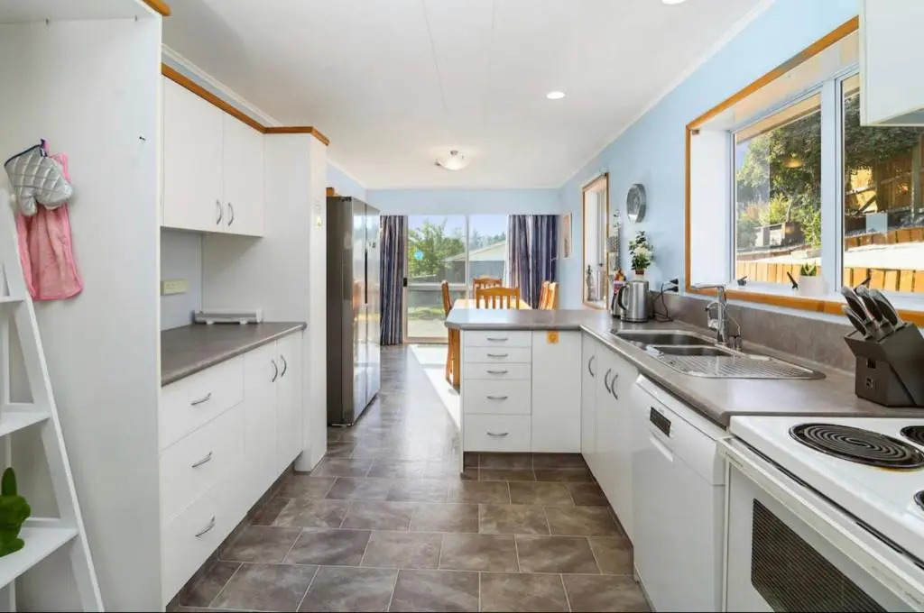 Spacious Utuhina holiday House