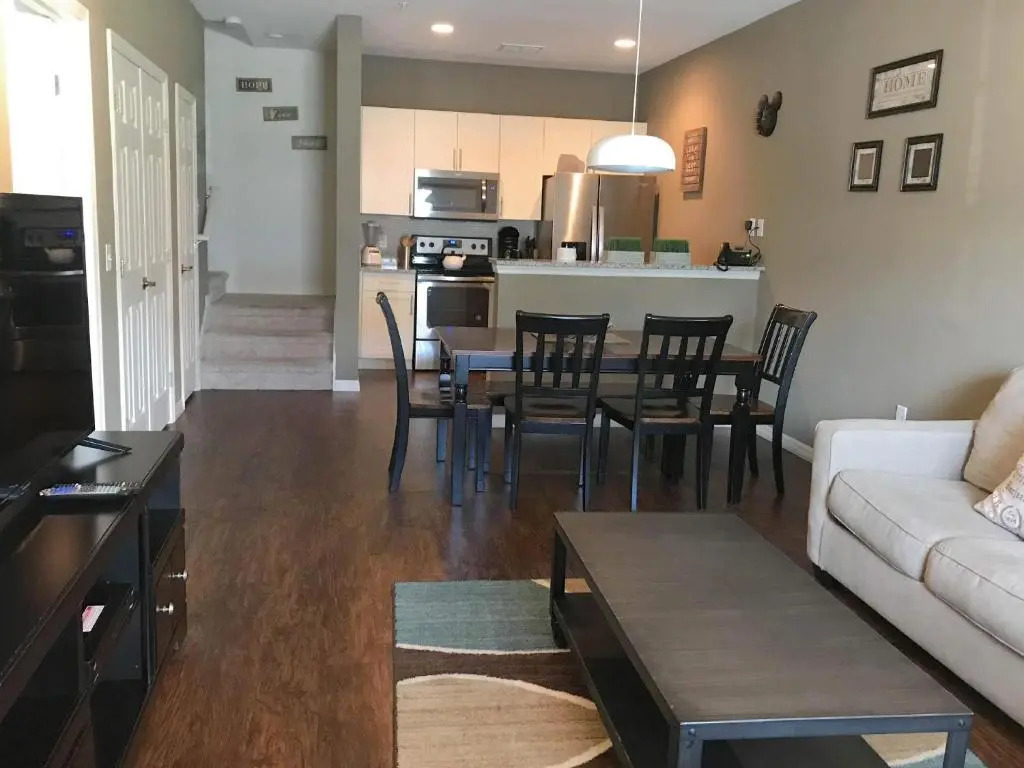 Luxury bedroom townhouse comfortable sleeps 8 Super close to Disney