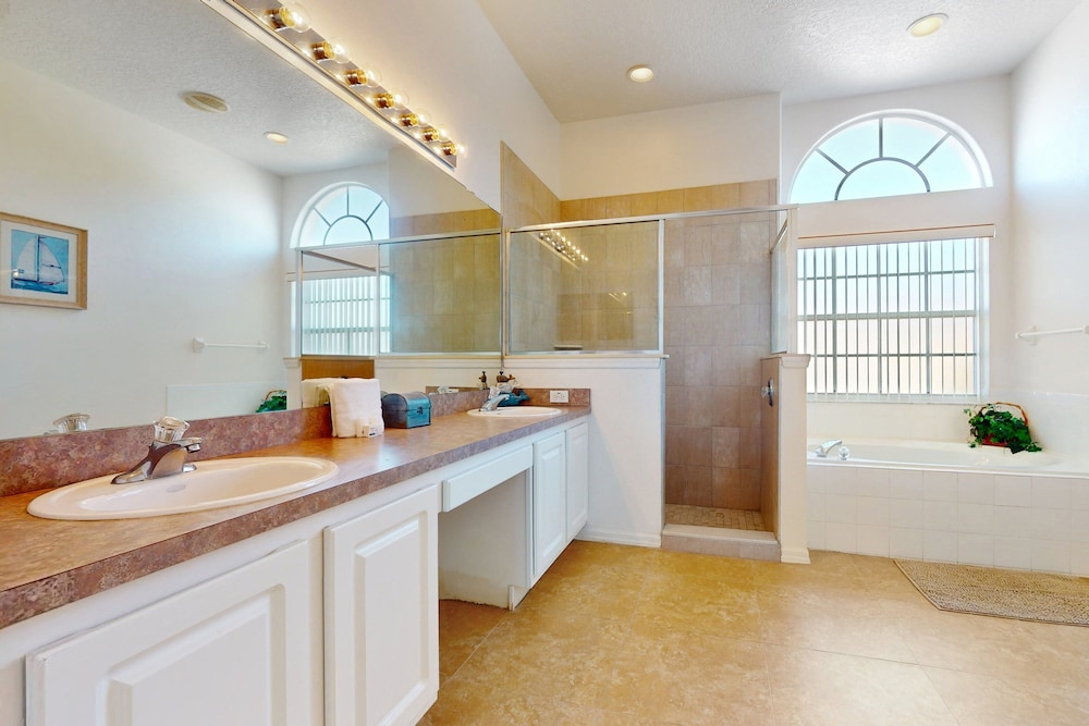 Gated Community Home With Private Pool, Screened Lanai, & W/D - Near Disney/golf