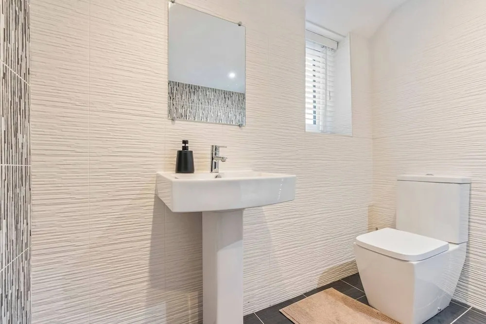 Beautiful 5 Bedroom Home in Coventry 14min to NEC