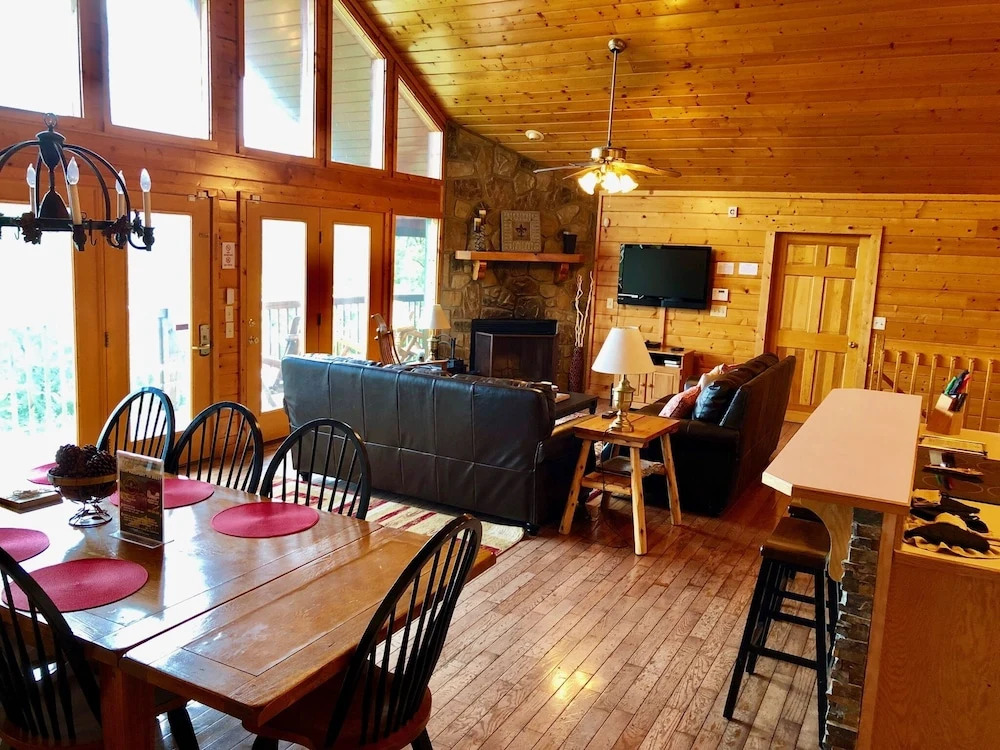 Majestic Views 4 Br cabin by RedAwning