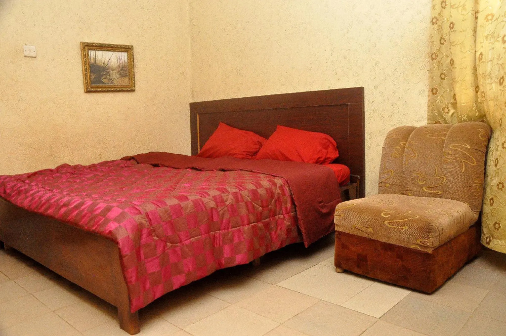 Oyins Holiday Inn Annex