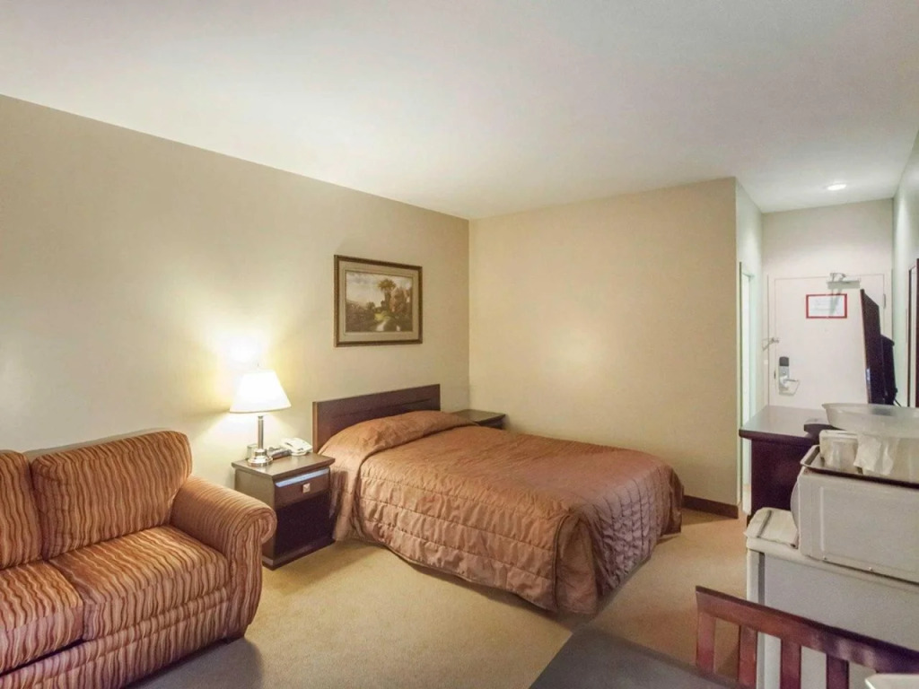 Econo Lodge Inn & Suites