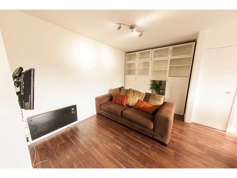 Bright and Spacious Flat Near Borough
