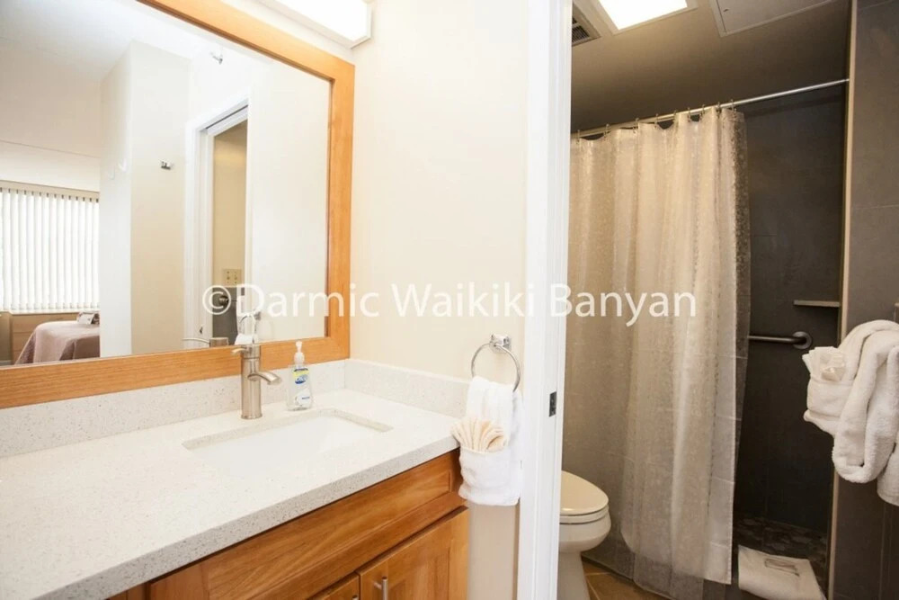 1-1812 Waikiki Banyan