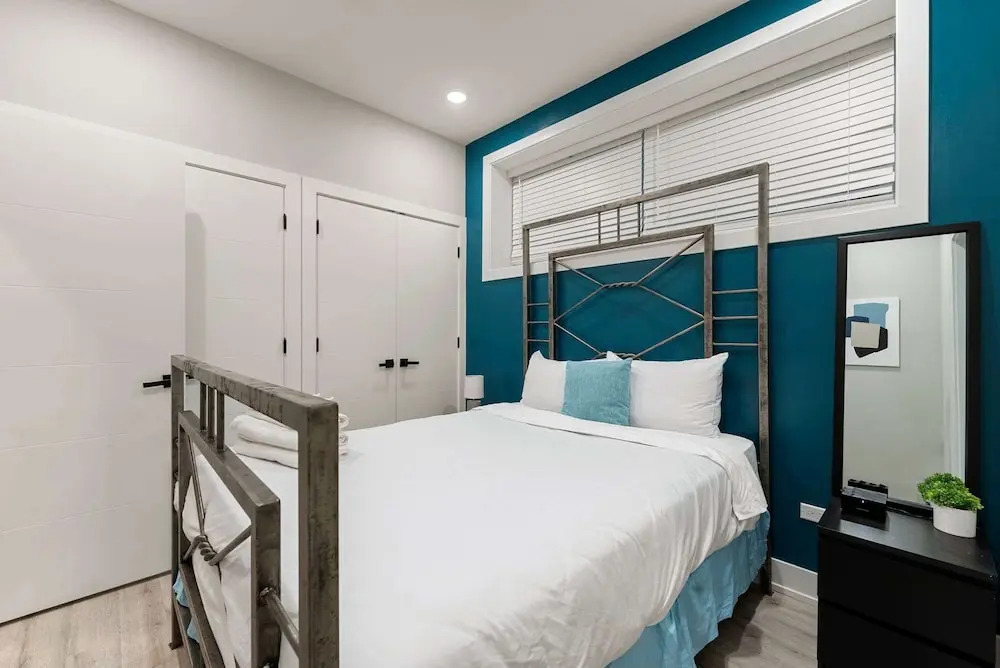 Magnificent NEW Home w 8 Beds Free Parking
