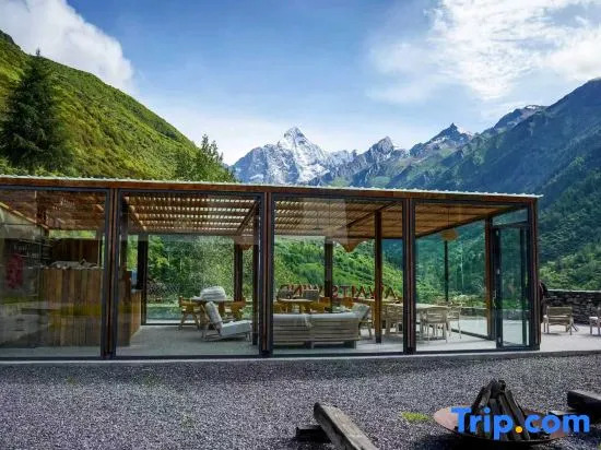 Siguniang Mountain and other winds come to the snow mountain B&B