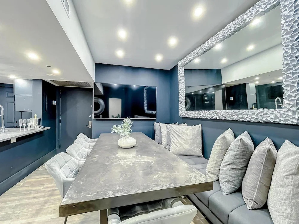 South Beach Bachelor Ette 7BR 4BA - 16 Single Beds