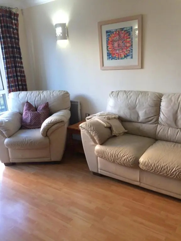 Central Reading Canal Side Apartment sleeps 4 with Parking