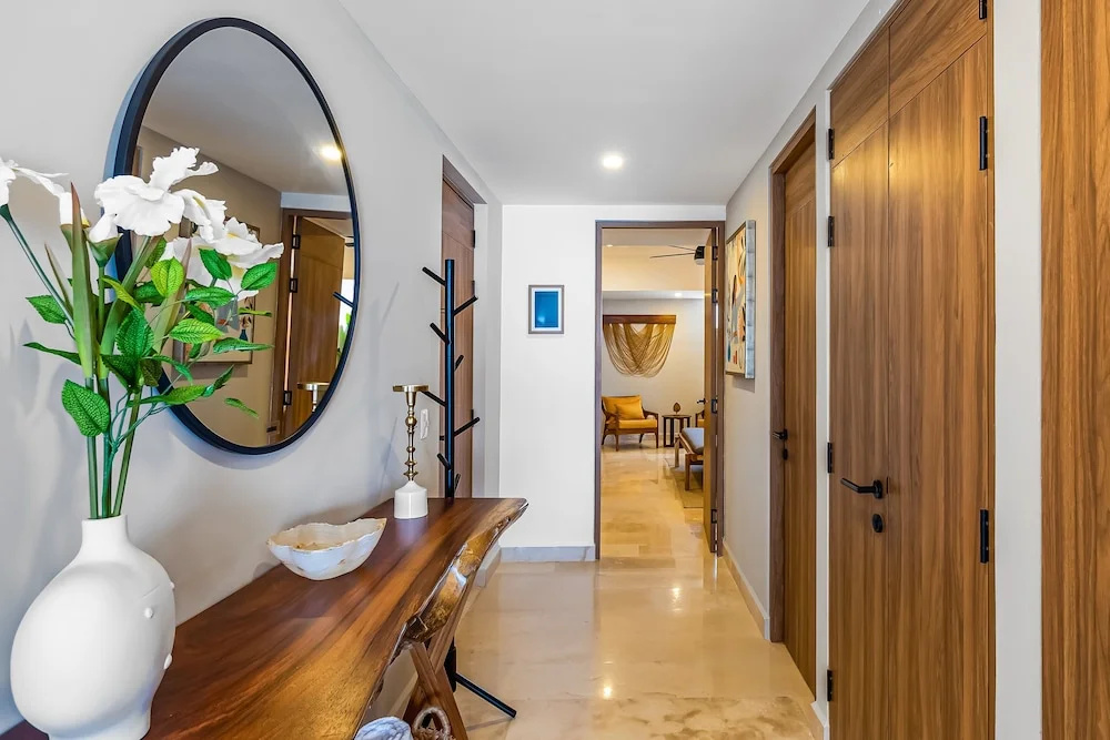 Luxury Oceanfront Apartment With Private Balcony, Rooftop Pool & gym Access