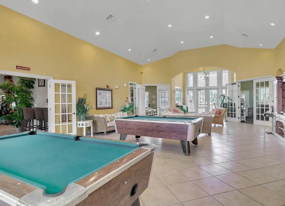 4 Bedroom Townhouse, Resort, 15 Mins to Disney, Themed Rooms perfect for Kids