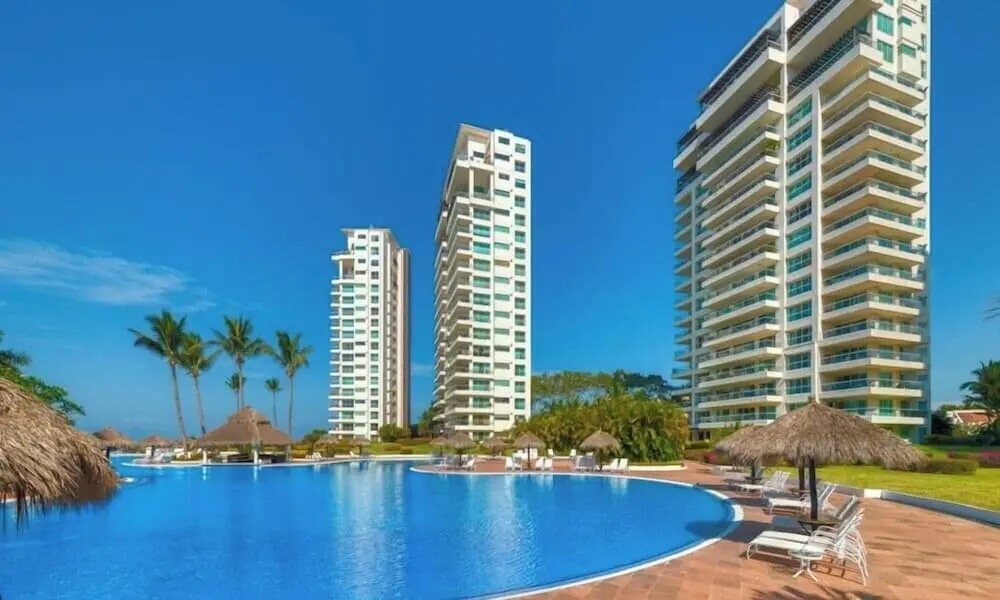 Luxury Oceanfront 4BR Condo - Pool - Ocean View