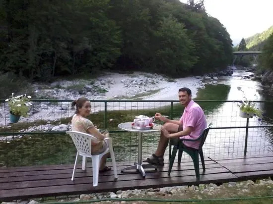 Reka Hisa river side lodge