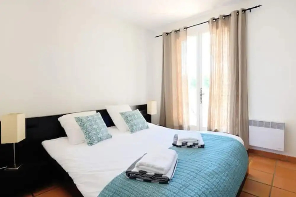 Villa With 3 Bedrooms in Mallemort, With Wonderful Lake View, Private Pool, Furnished Garden - 32 km From the Beach