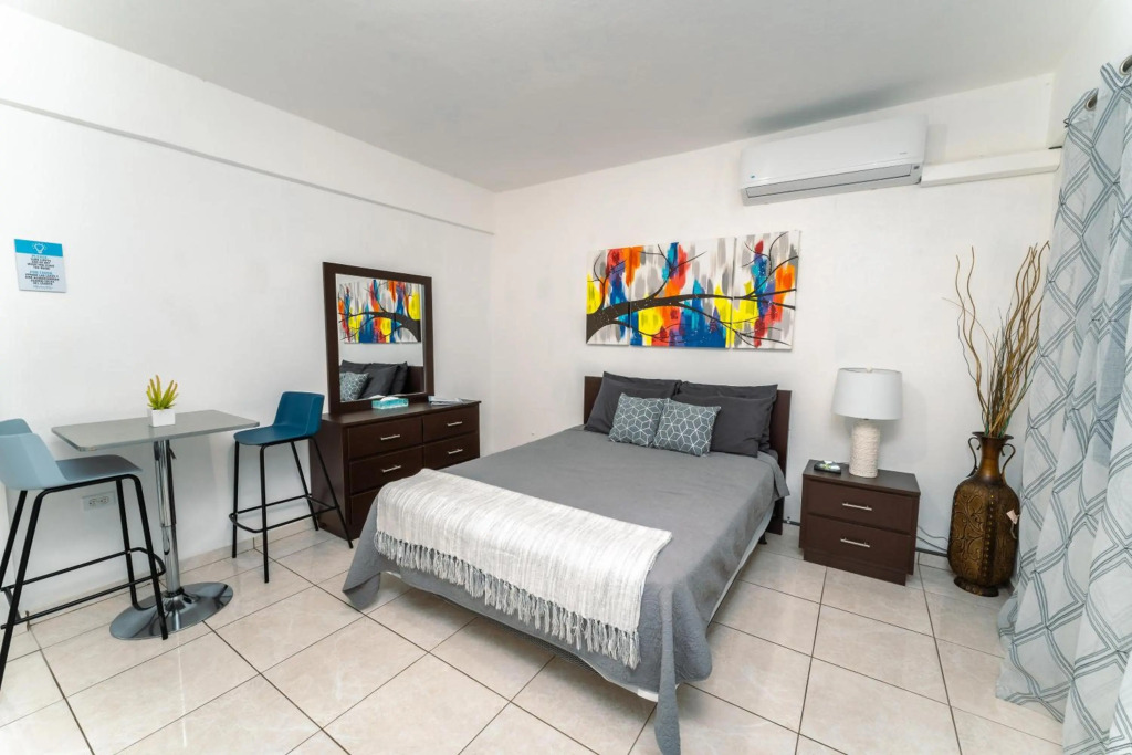 Studio with pool table just 15 minutes from the beach