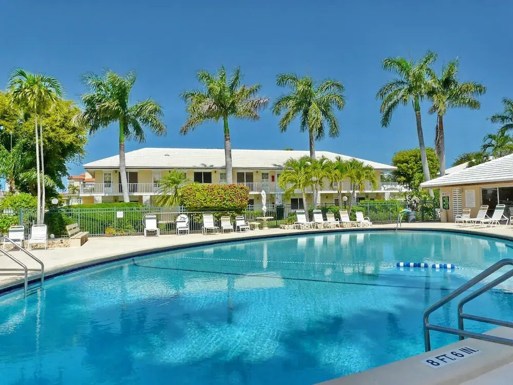 Idyllic Condo With Brief Walk to Beach and Restaurants