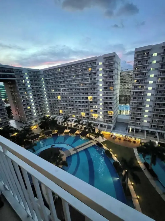 Shell Residences MOA - Josh staycation