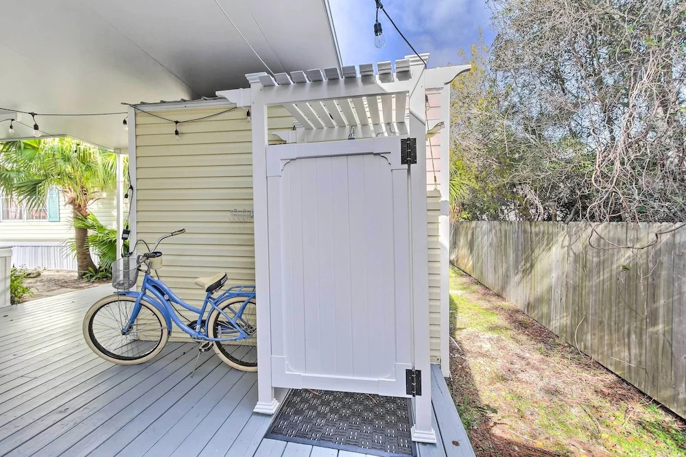 Walk to Beach: Miramar Tropical Cabana w/ Deck!